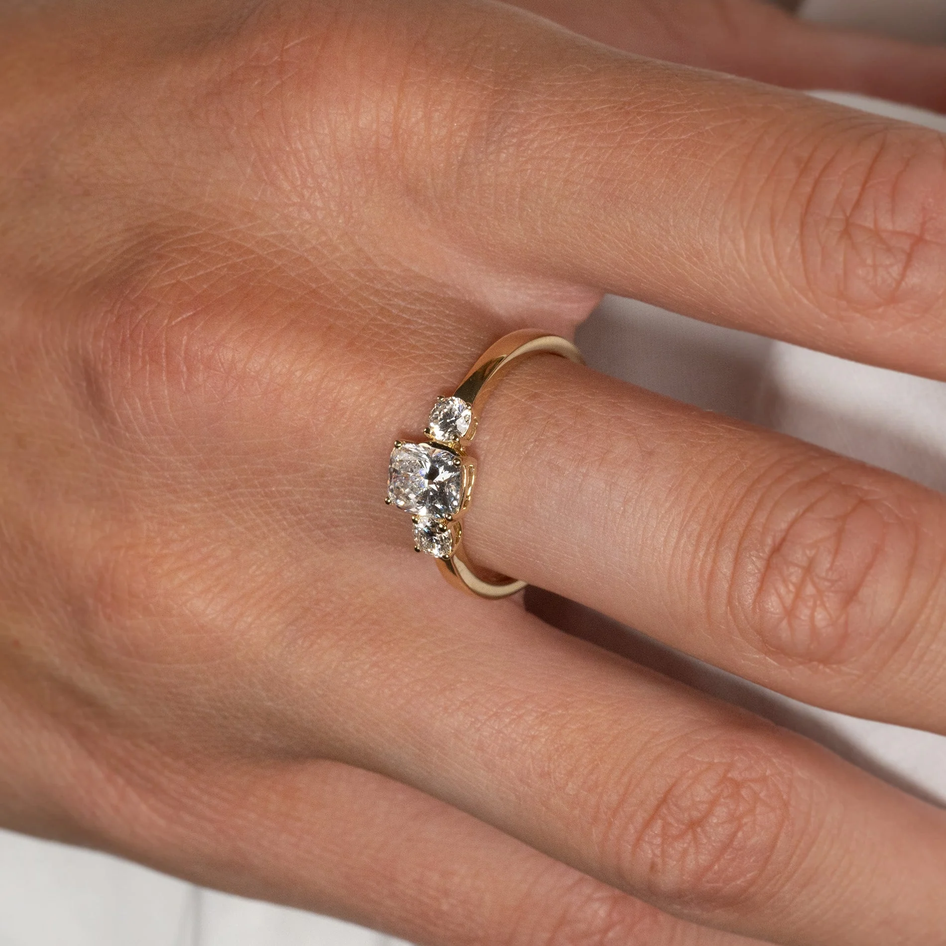 THREE-STONE RECTANGULAR CUSHION-CUT LAB-DIAMOND RING - 1.15ct - YG - Image 6