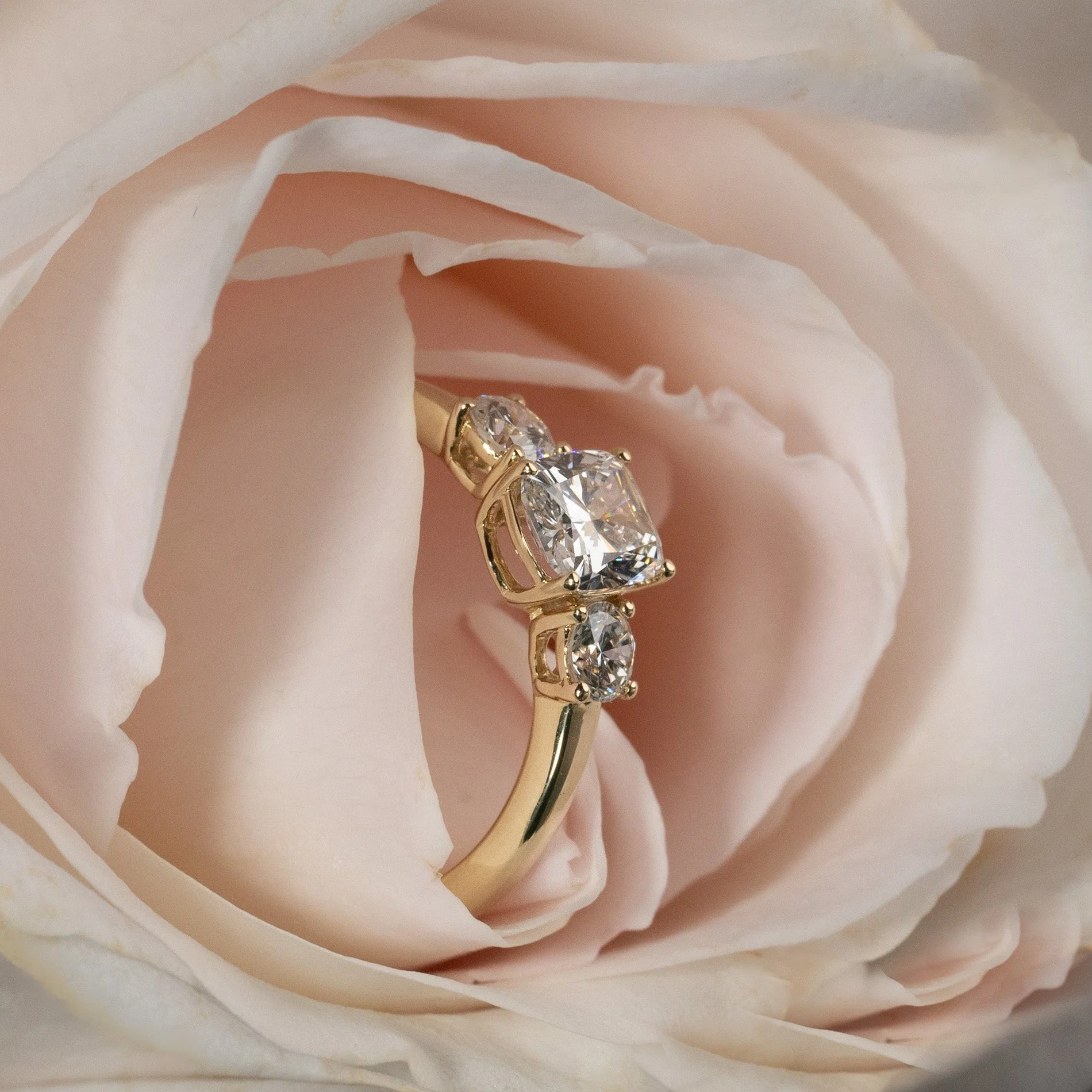 THREE-STONE RECTANGULAR CUSHION-CUT LAB-DIAMOND RING - 1.15ct - YG - Image 7