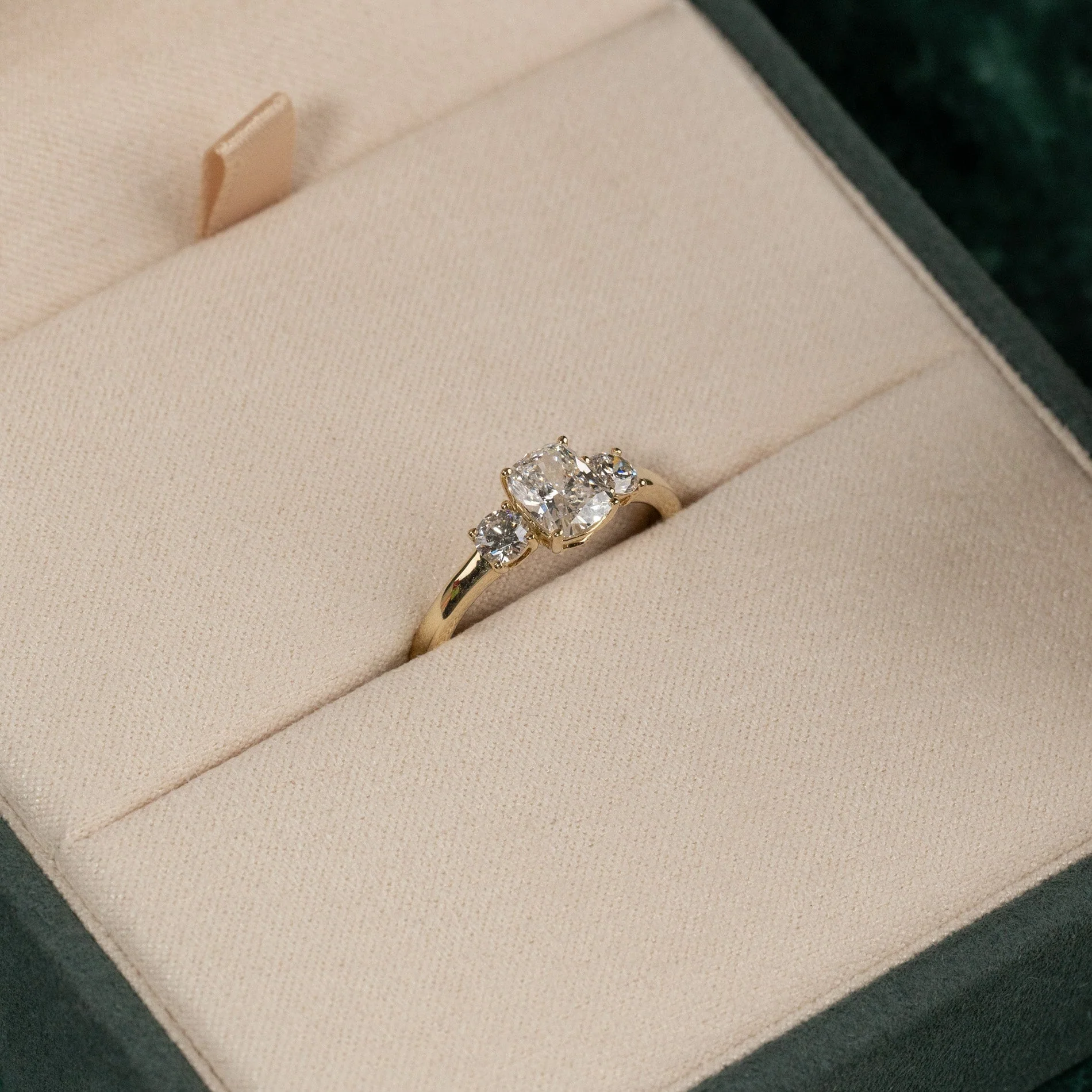 THREE-STONE RECTANGULAR CUSHION-CUT LAB-DIAMOND RING - 1.15ct - YG - Image 8