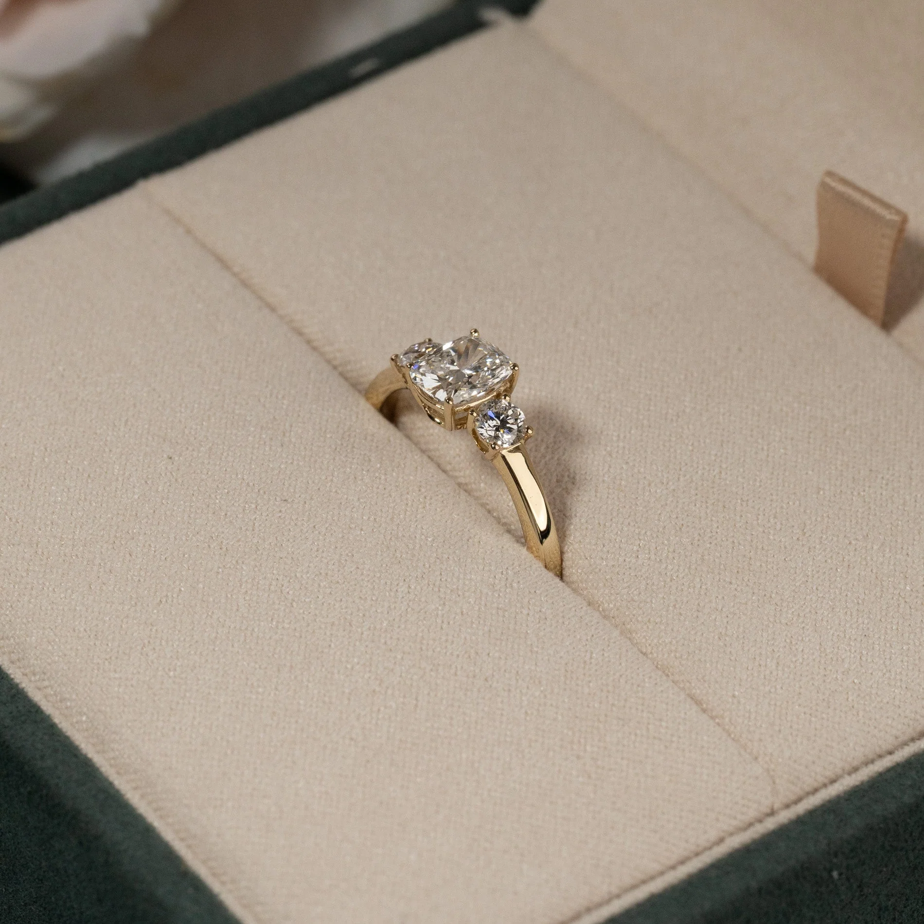 THREE-STONE RECTANGULAR CUSHION-CUT LAB-DIAMOND RING - 1.15ct - YG - Image 9