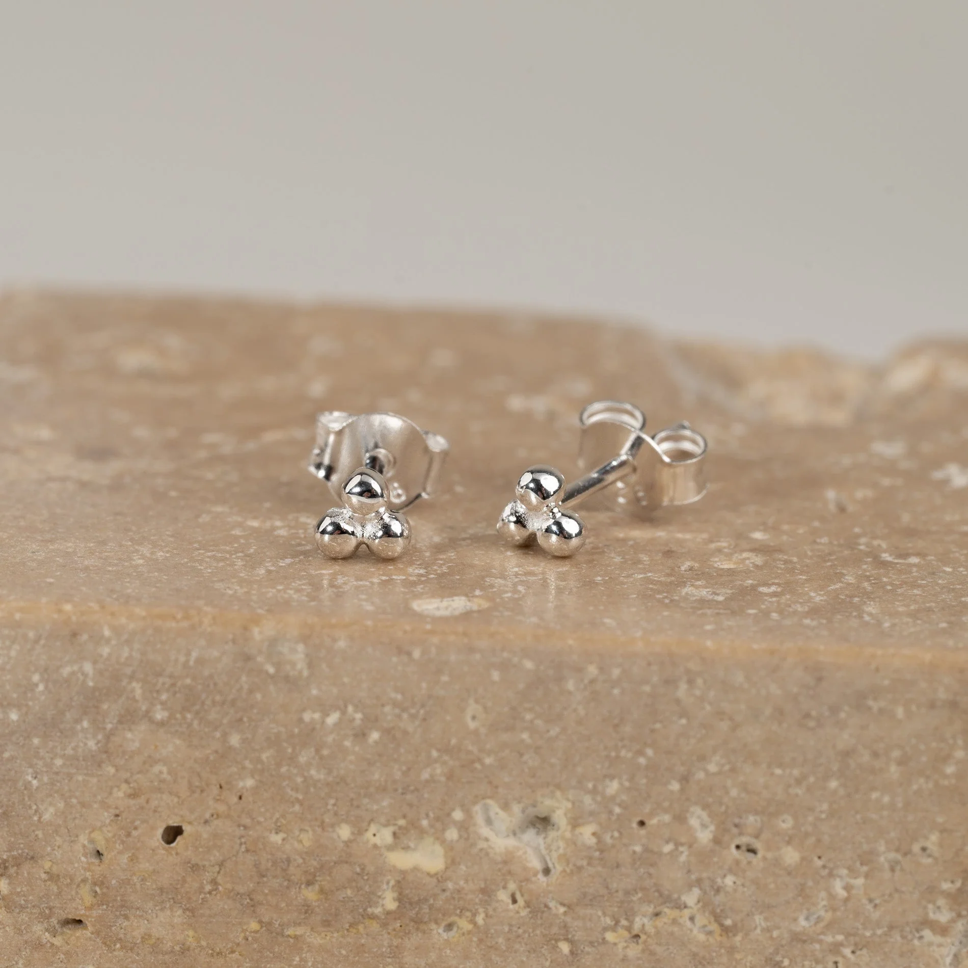 TRIA DOT SILVER EARRING - Image 4