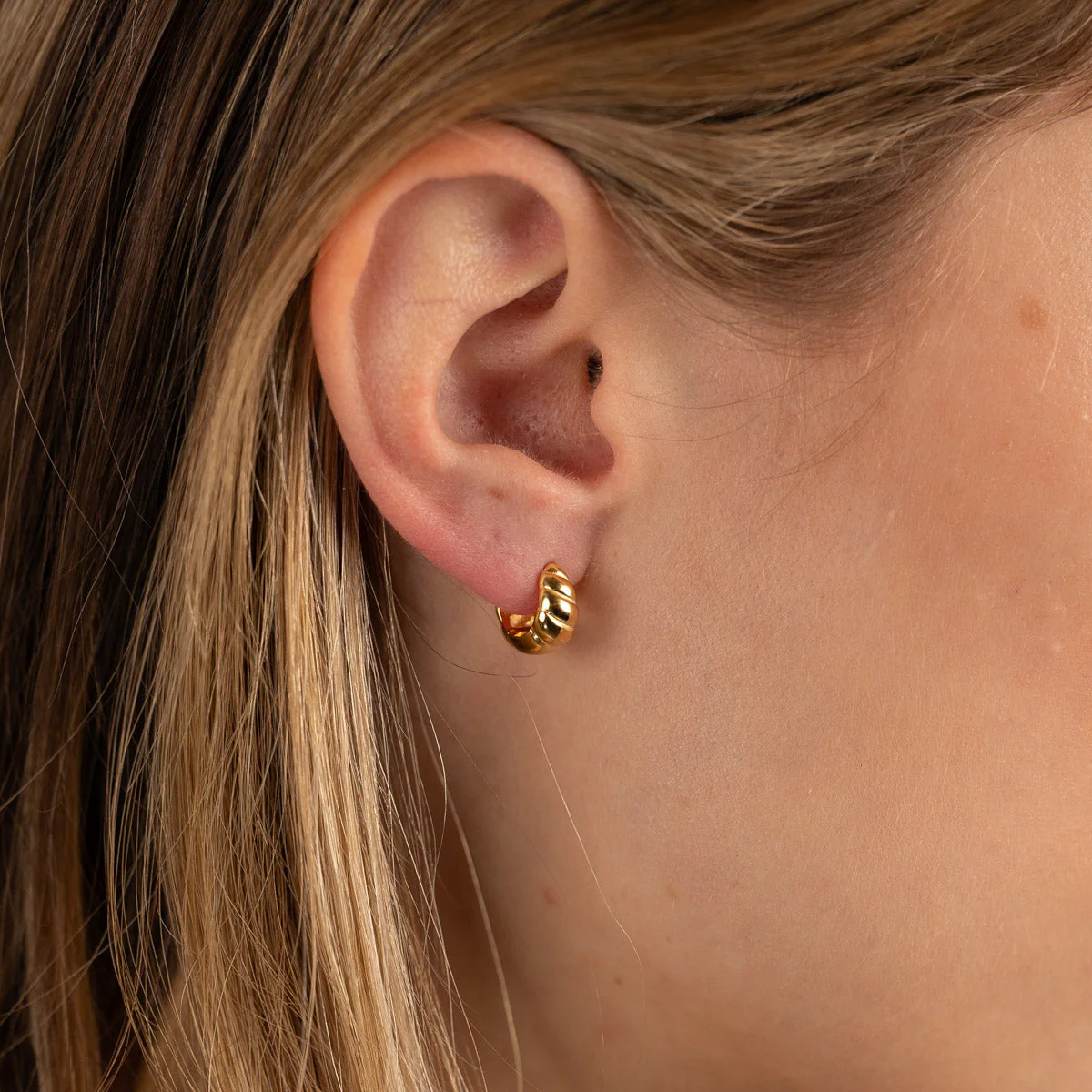 ULRIKKA GOLDEN HUGGIE EARRING - Image 2