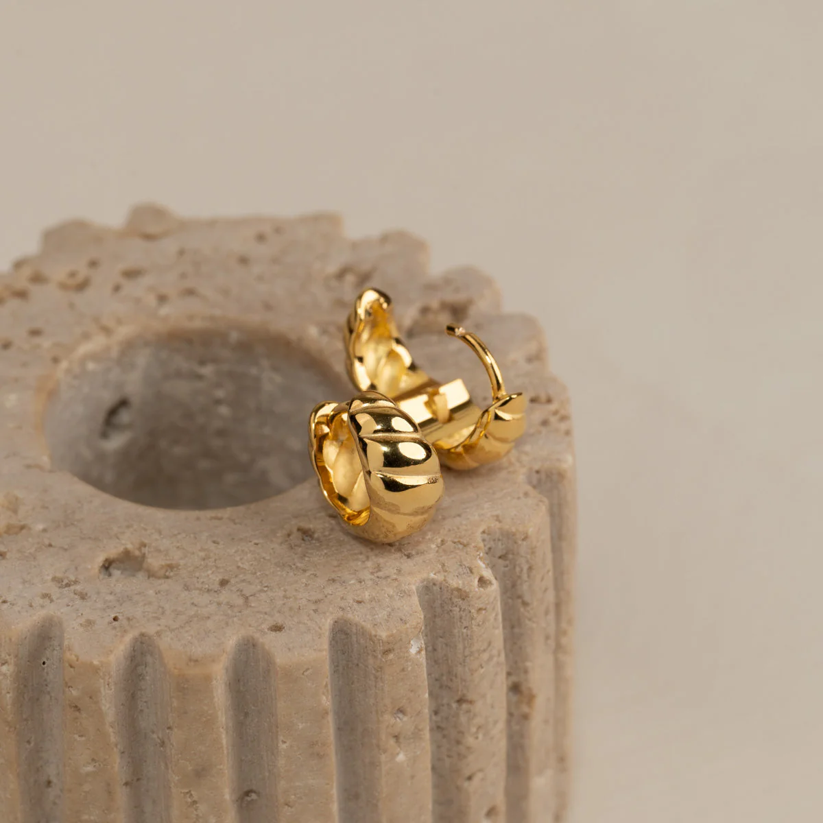 ULRIKKA GOLDEN HUGGIE EARRING - Image 3