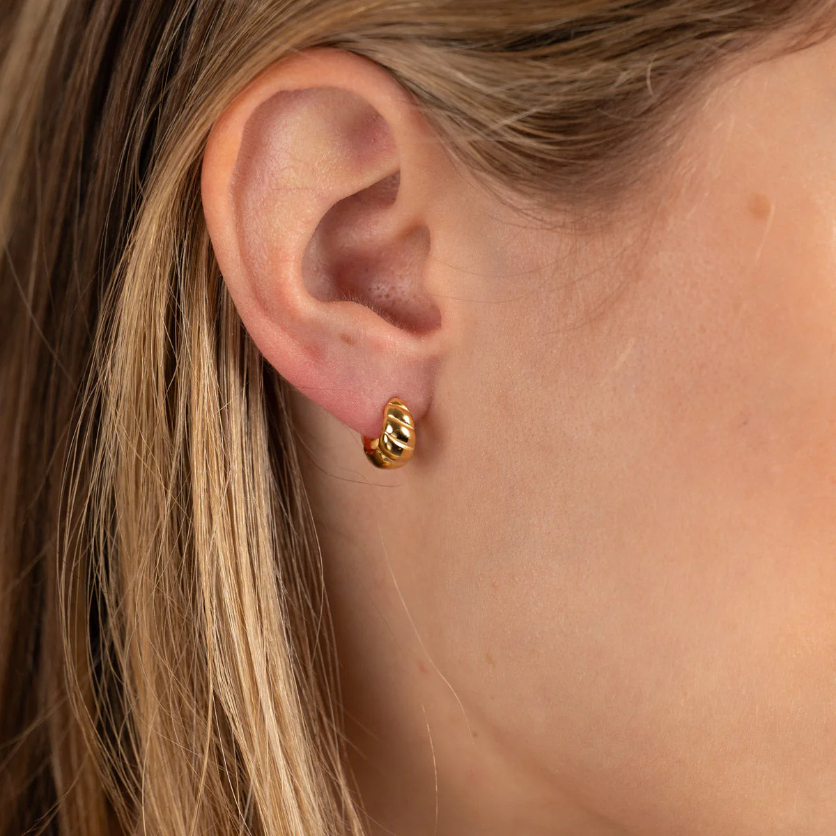 ULRIKKA GOLDEN HUGGIE EARRING - Image 4