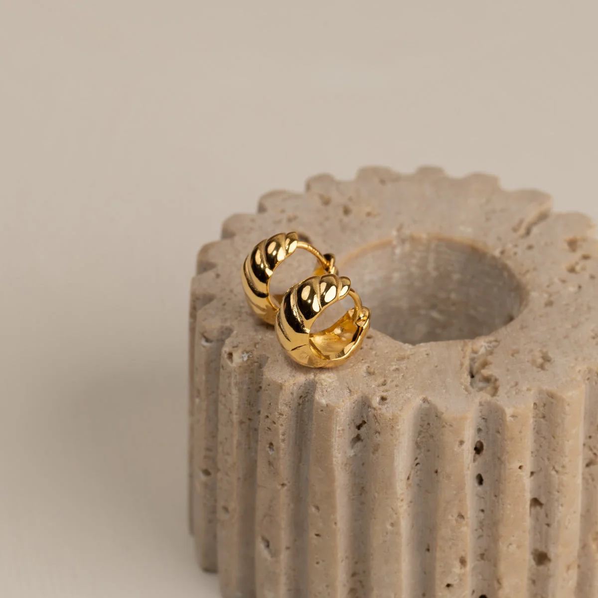 ULRIKKA GOLDEN HUGGIE EARRING - Image 5