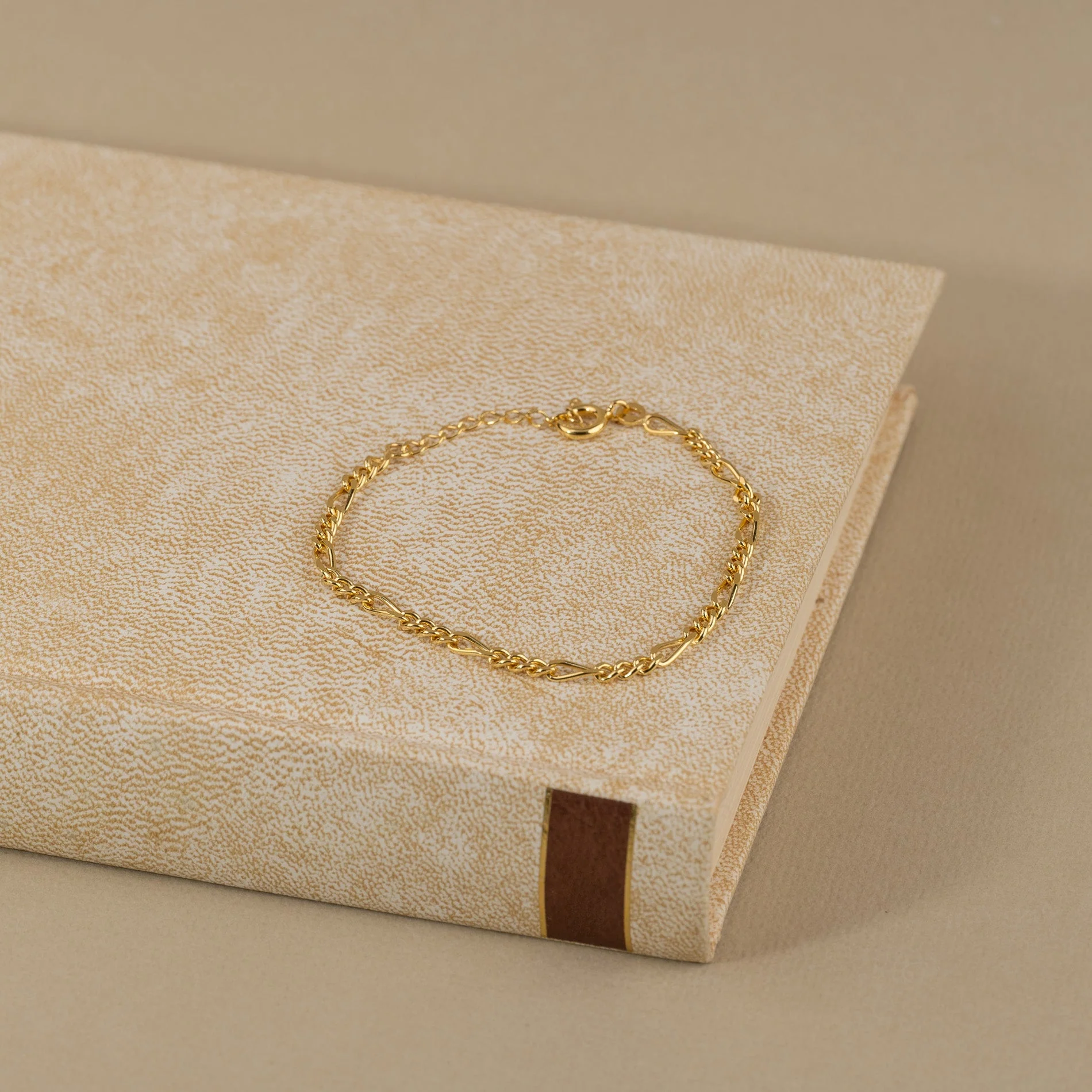 UMA MEDIUM FIGARO GOLDEN BRACELET - Image 6