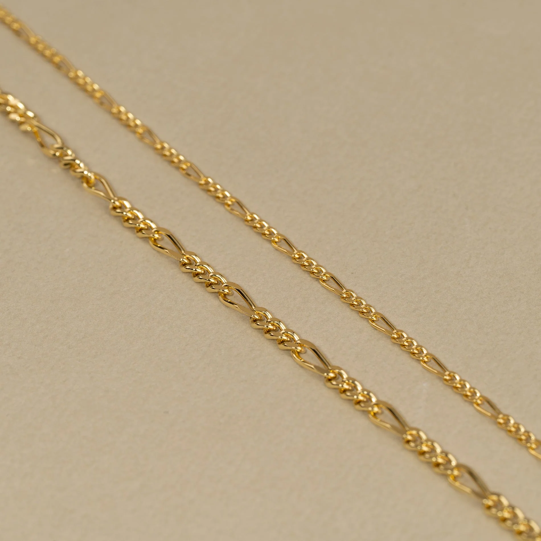 UMA SMALL FIGARO GOLDEN CHAIN - Image 8