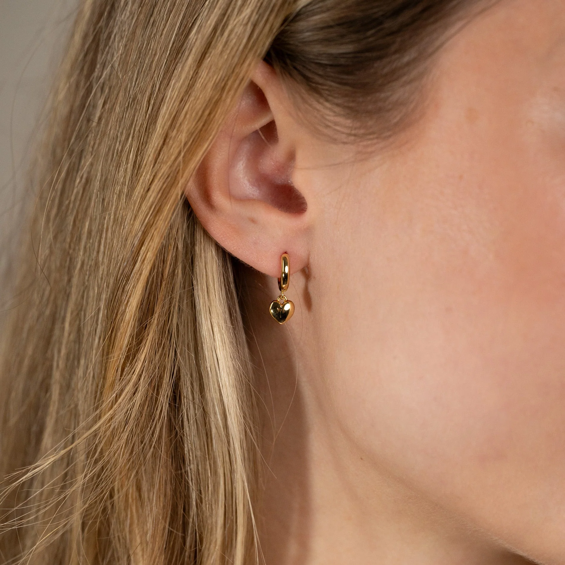 VALENTINA GOLDEN HUGGIE EARRING - Image 3