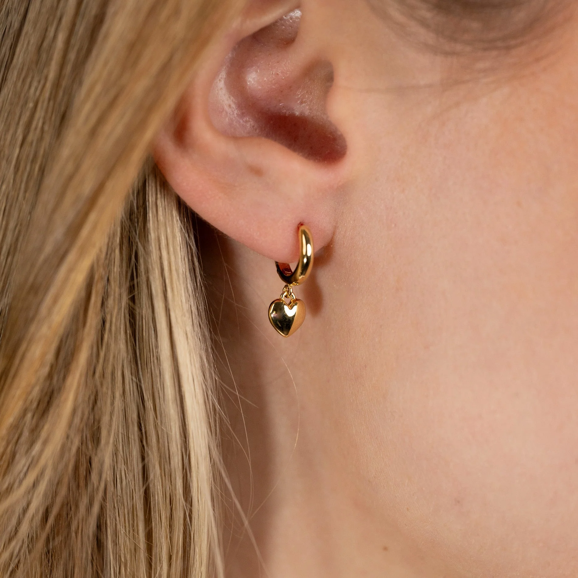 VALENTINA GOLDEN HUGGIE EARRING - Image 5