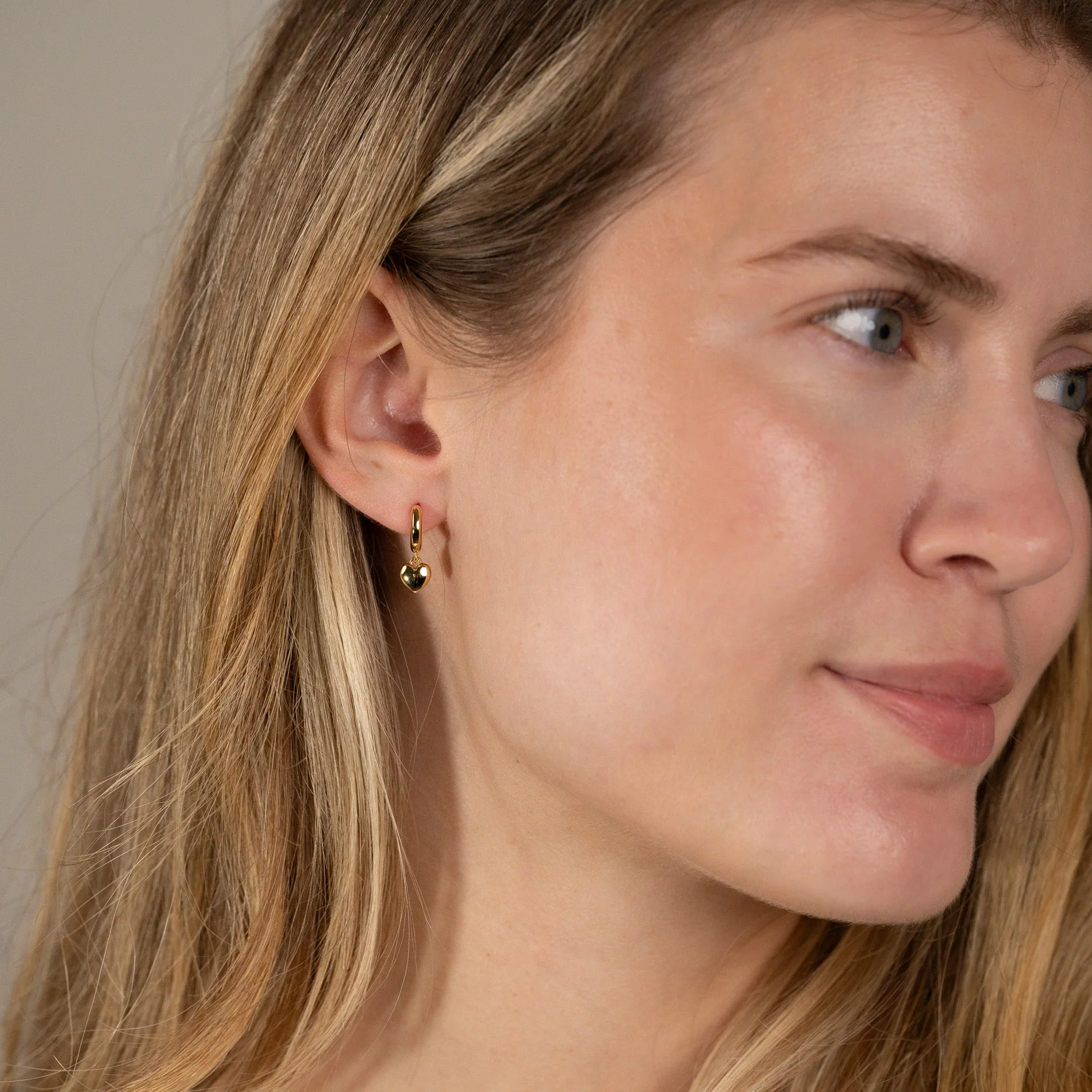 VALENTINA GOLDEN HUGGIE EARRING - Image 7