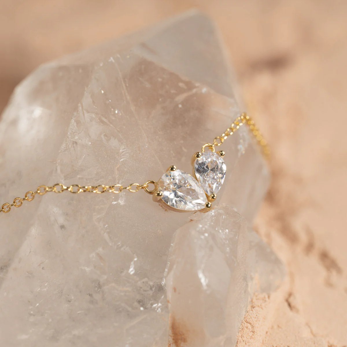VERA CRYSTAL GOLDEN NECKLACE - Image 3