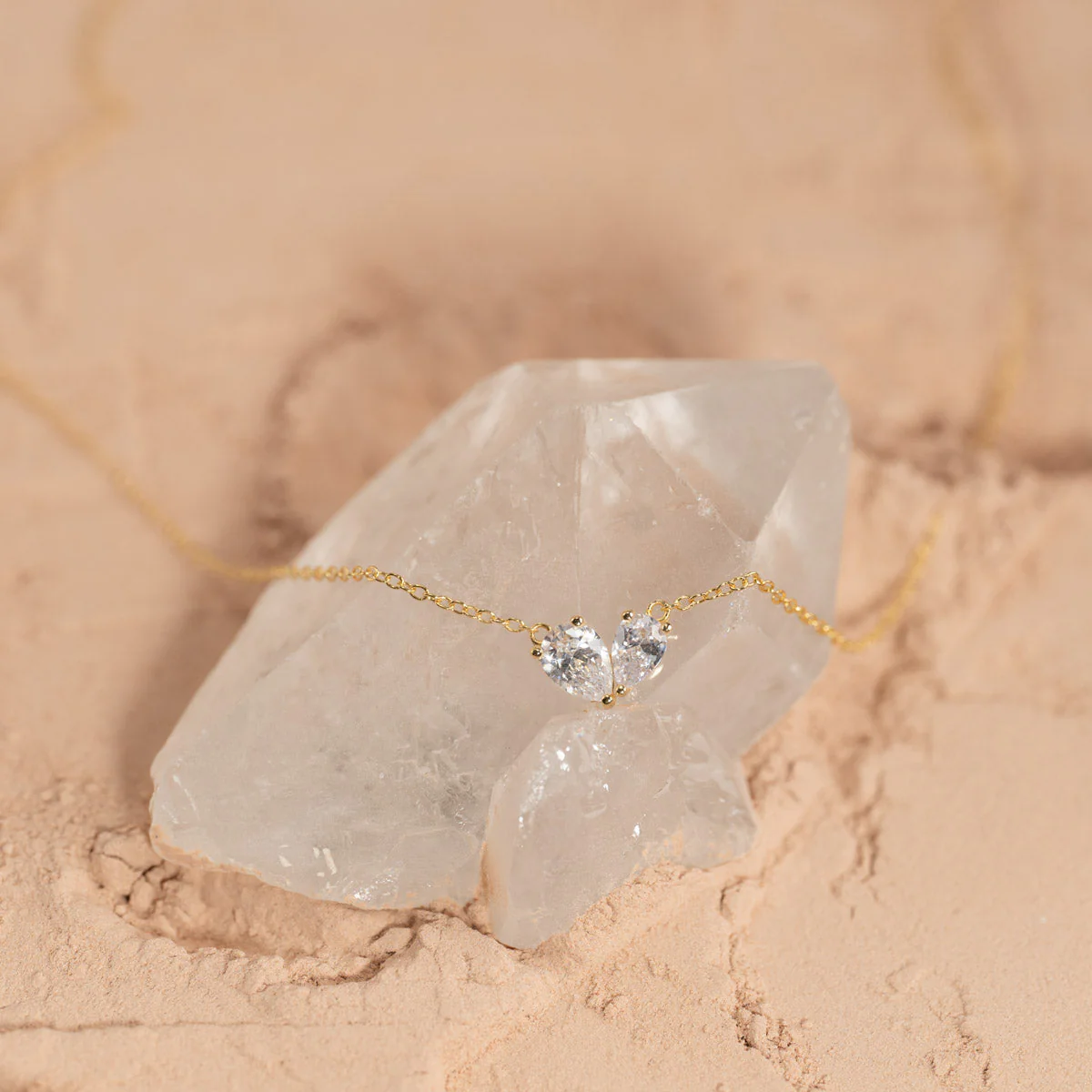 VERA CRYSTAL GOLDEN NECKLACE - Image 4
