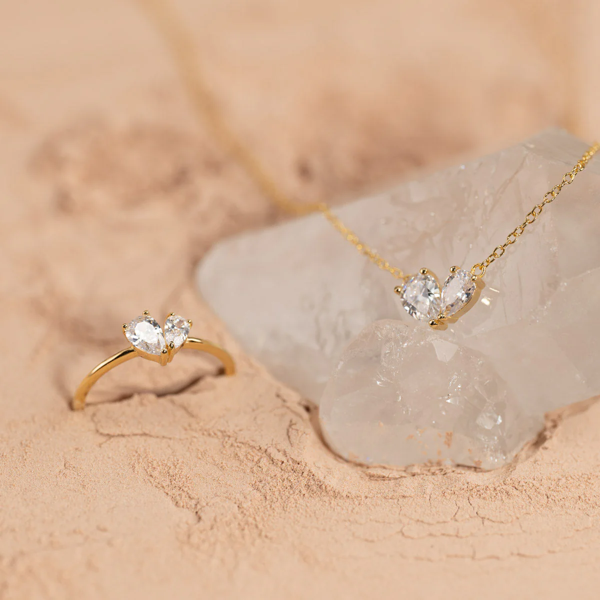 VERA CRYSTAL GOLDEN NECKLACE - Image 7