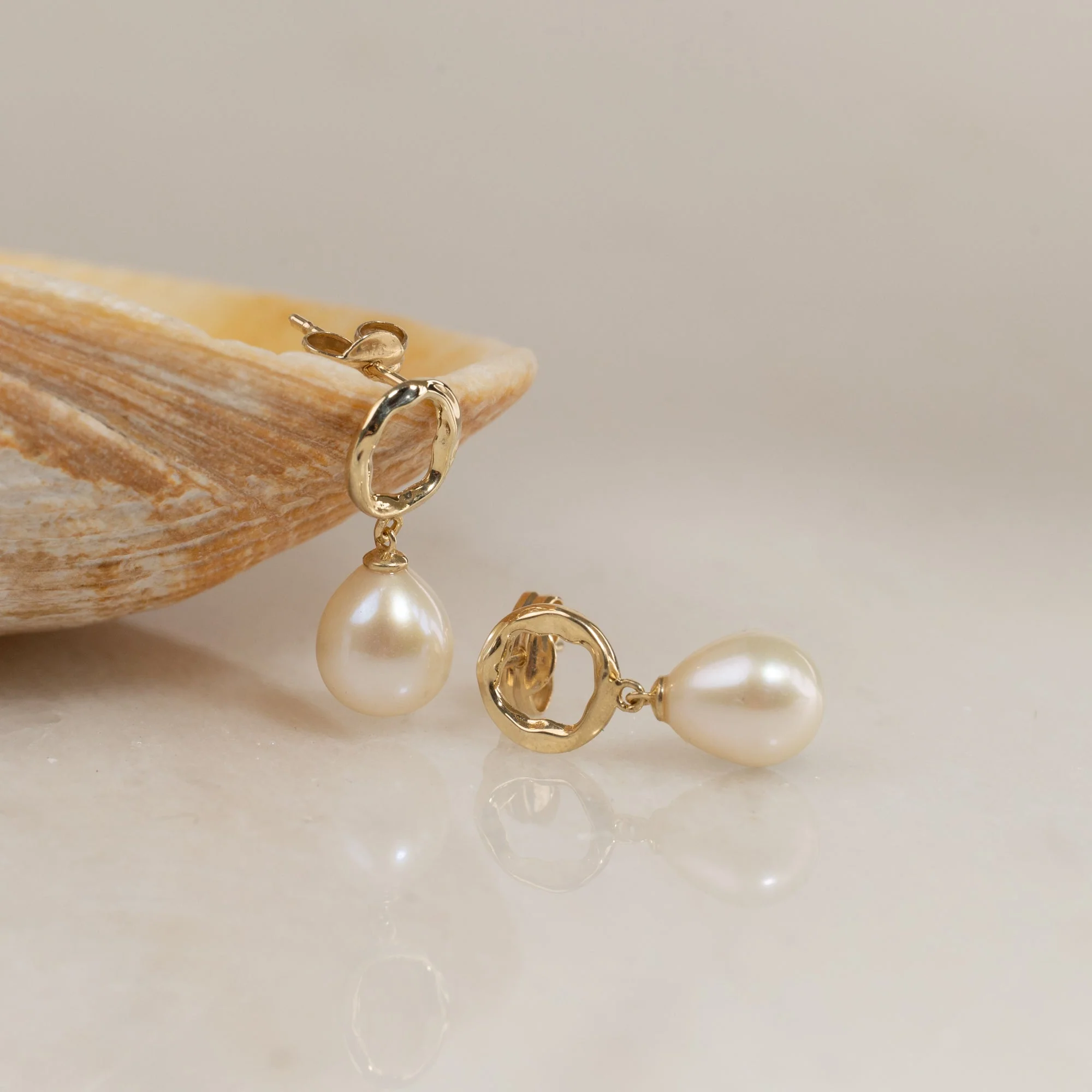 VILMA PEARL SOLID GOLD STUD EARRING - Image 4