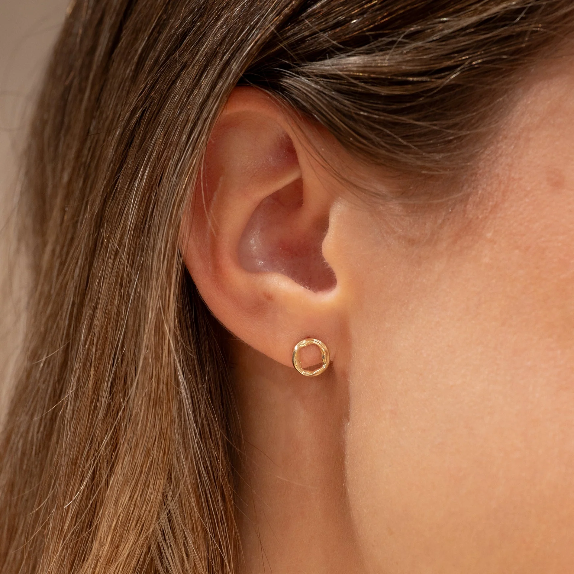 VILMA SOLID GOLD STUD EARRING - Image 2