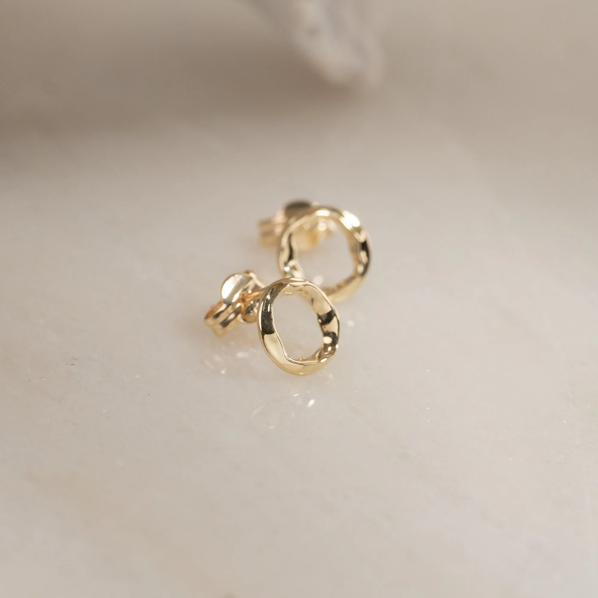 VILMA SOLID GOLD STUD EARRING - Image 3