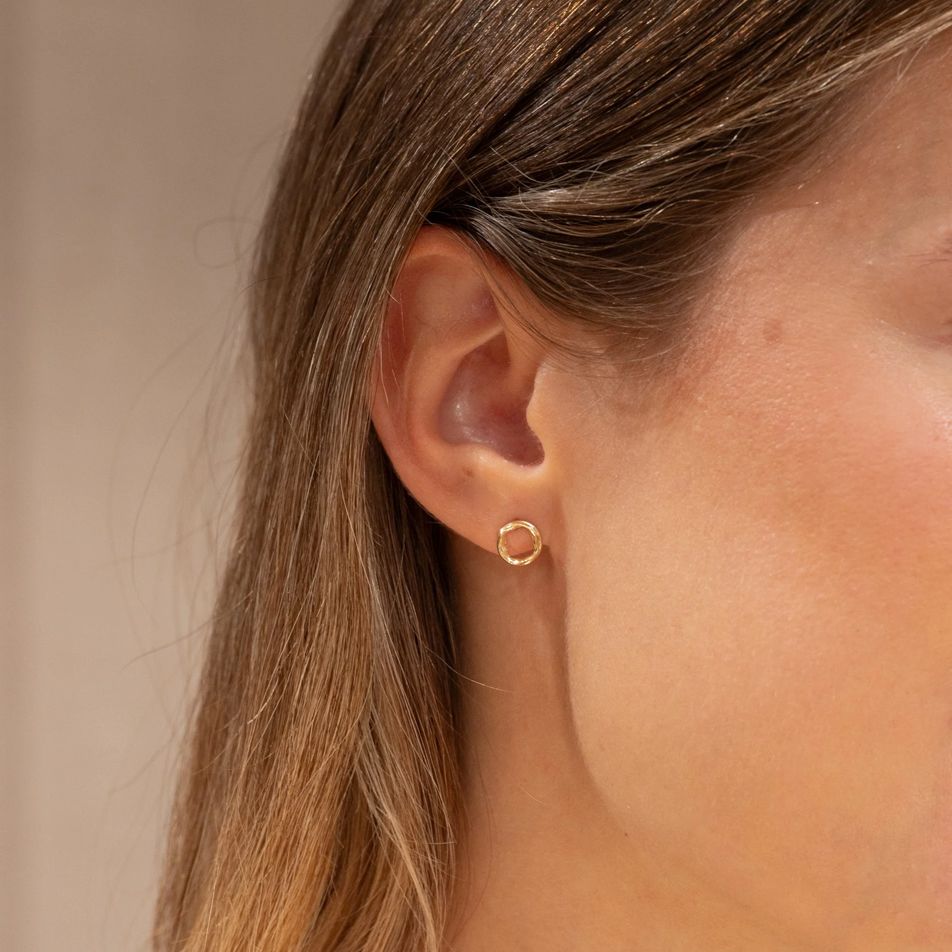 VILMA SOLID GOLD STUD EARRING - Image 4